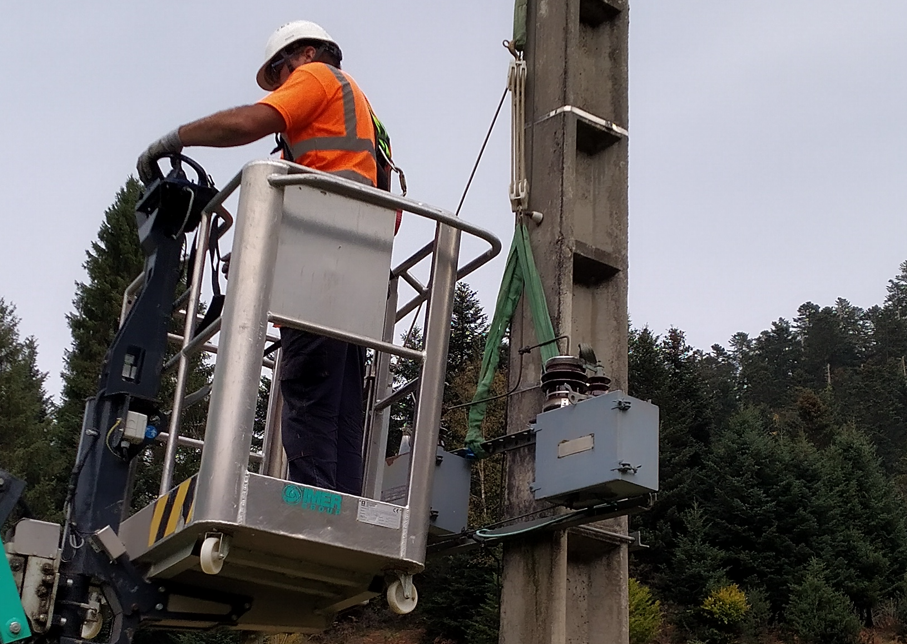 Travailleur dans une nacelle