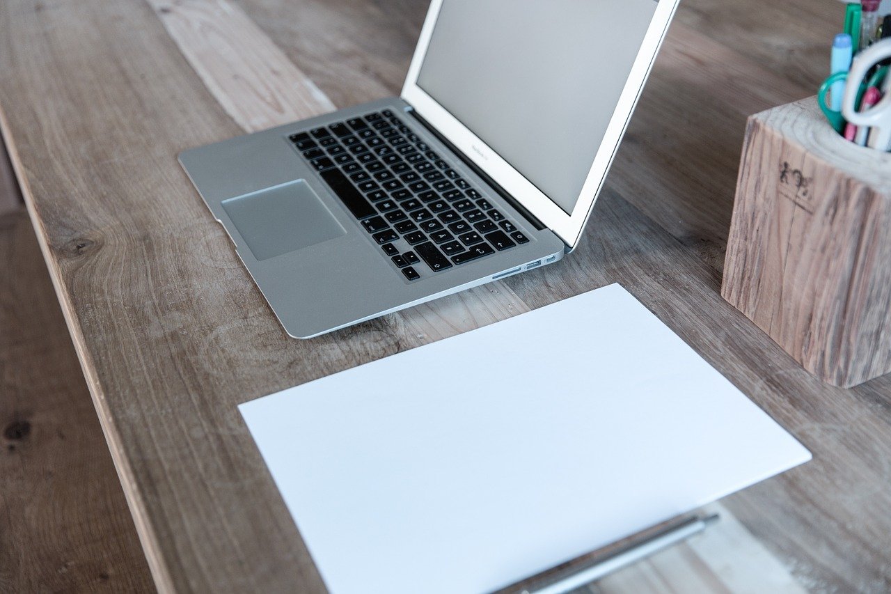 Le choix d'un logiciel QHSE Ordinateur et feuille de papier